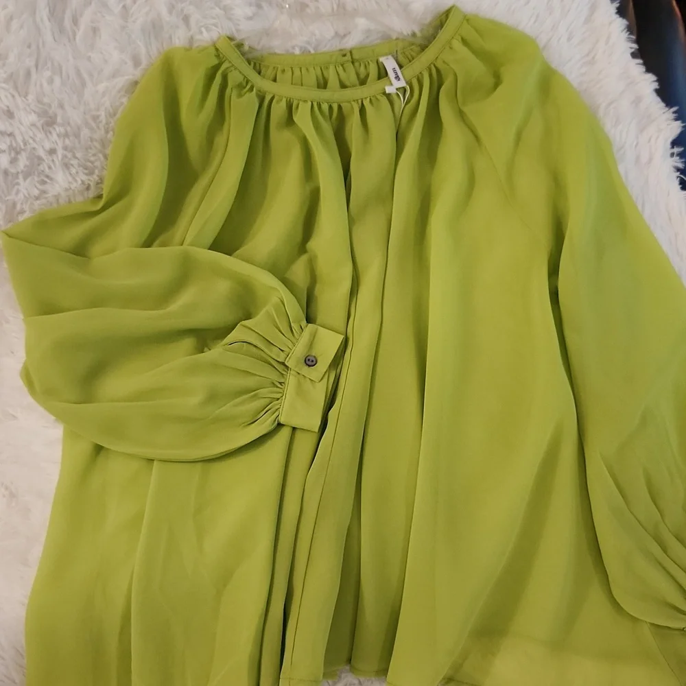 NEW Beautiful Lime Green Flowy Blouse - Picture 4 of 10